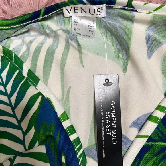 NEVER WORN Adorable Palm Print Romper Size S - Picture 3 of 3